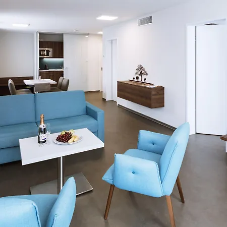 Firstboarding מלון דירות 4*