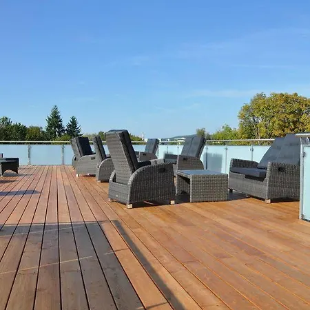 Firstboarding מלון דירות באיירוט