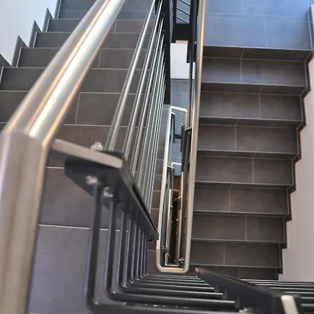 מלון דירות Firstboarding באיירוט